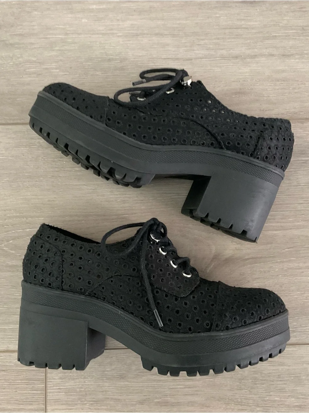 URBAN OUTFITTERS Eyelet Oxford Platform Black Size 7 LIKE NEW
